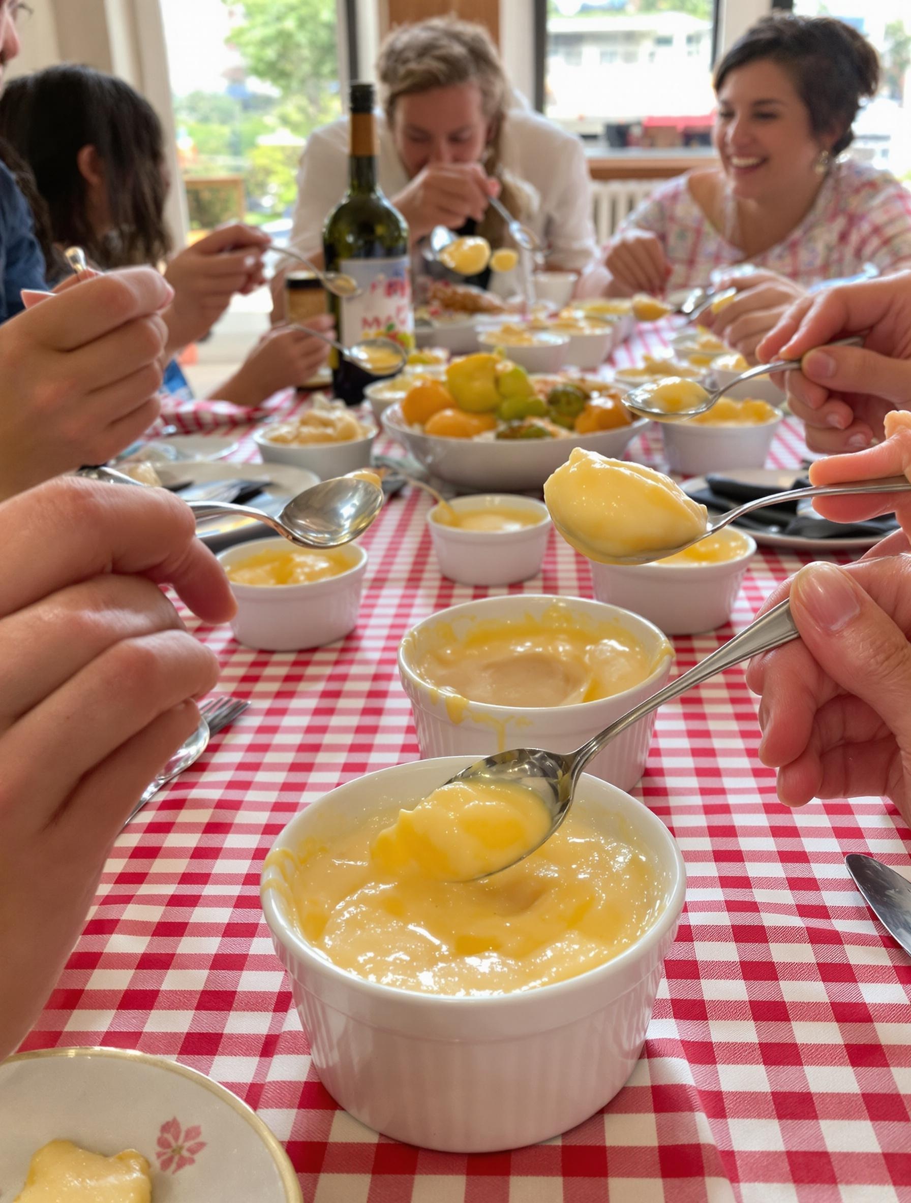 Ambiance conviviale autour d'œufs au lait crémeux partagés sur une grande tablée