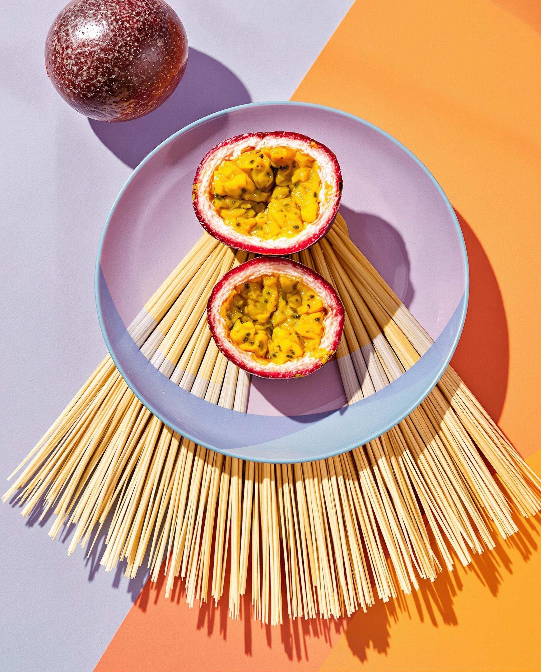 Fruit de la passion et fibres naturelles, symbolisant ses bienfaits pour la digestion.
