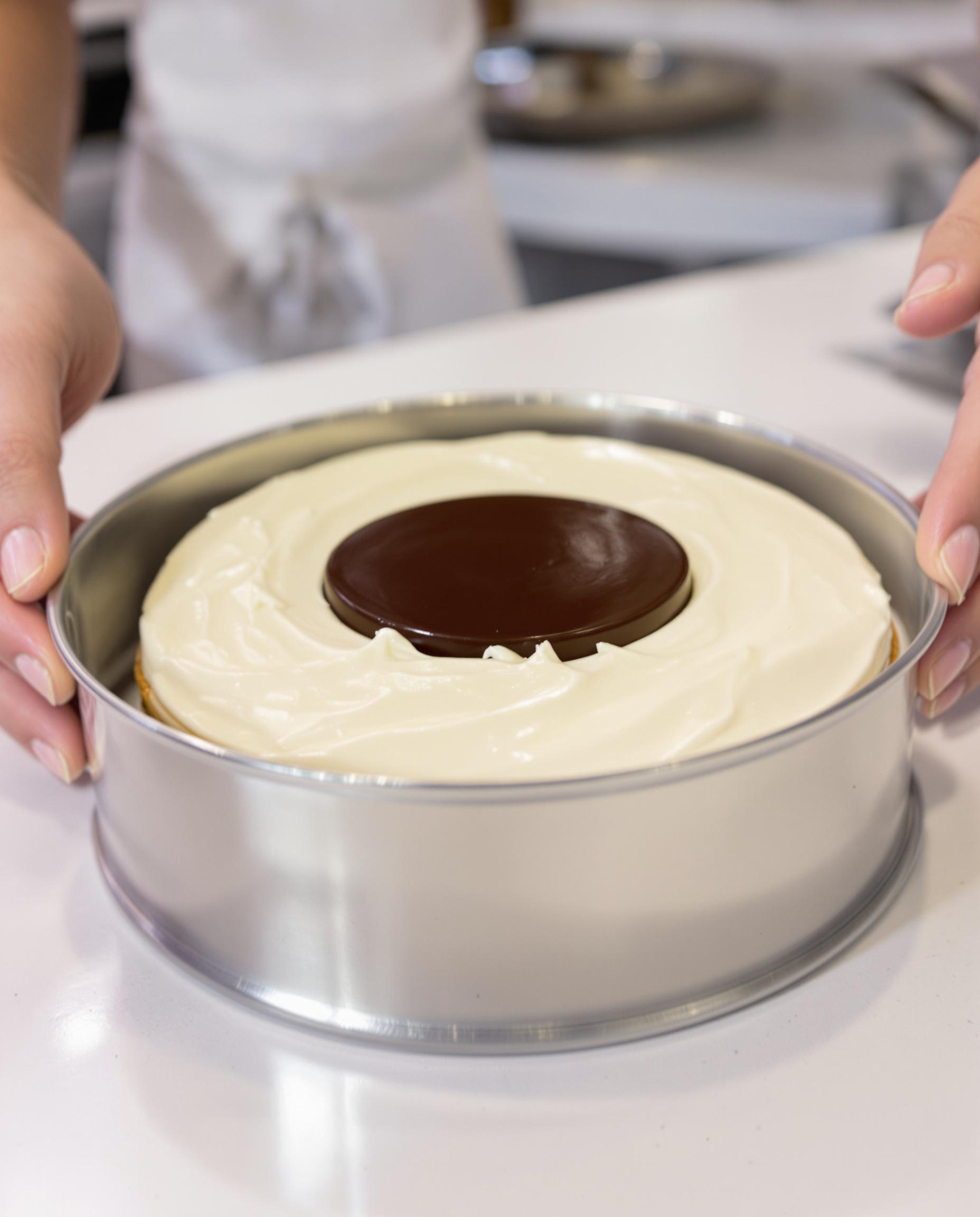 Montage de l'entremets trois chocolats avec cercle pâtissier, couches nettes, cuisine lyonnaise