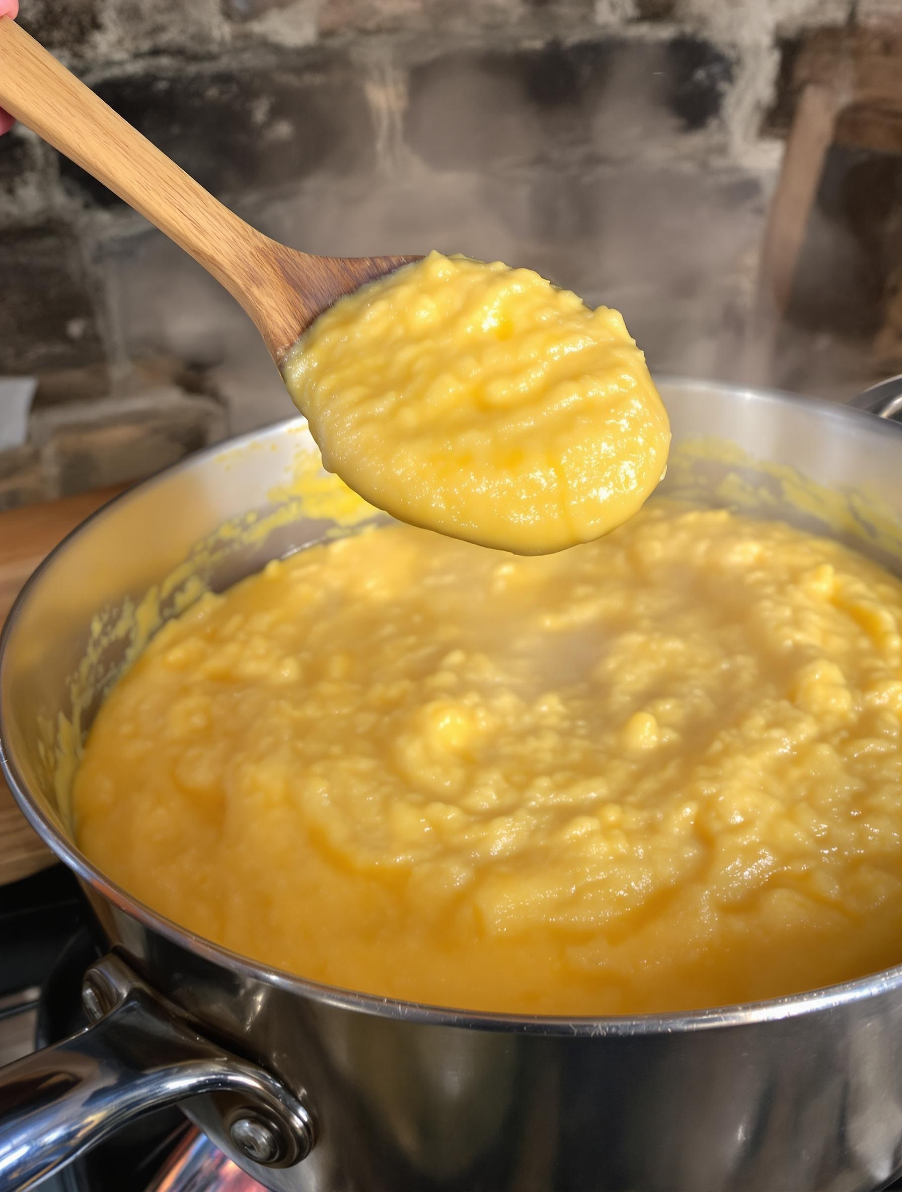 Marmite fumante de polenta bramata rustique en Haute-Savoie