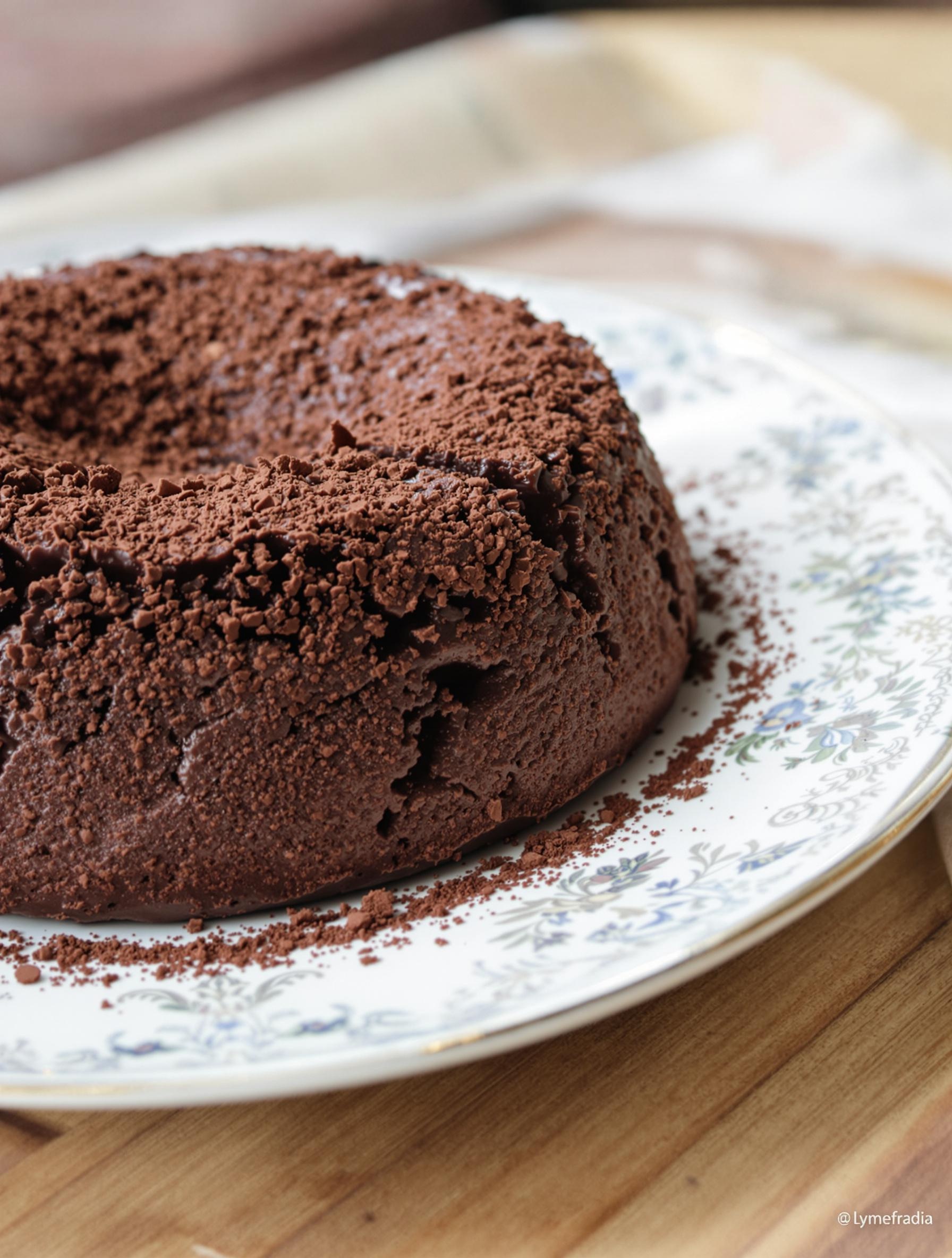 Moelleux au chocolat noir sans sucre avec éclats de caroube.