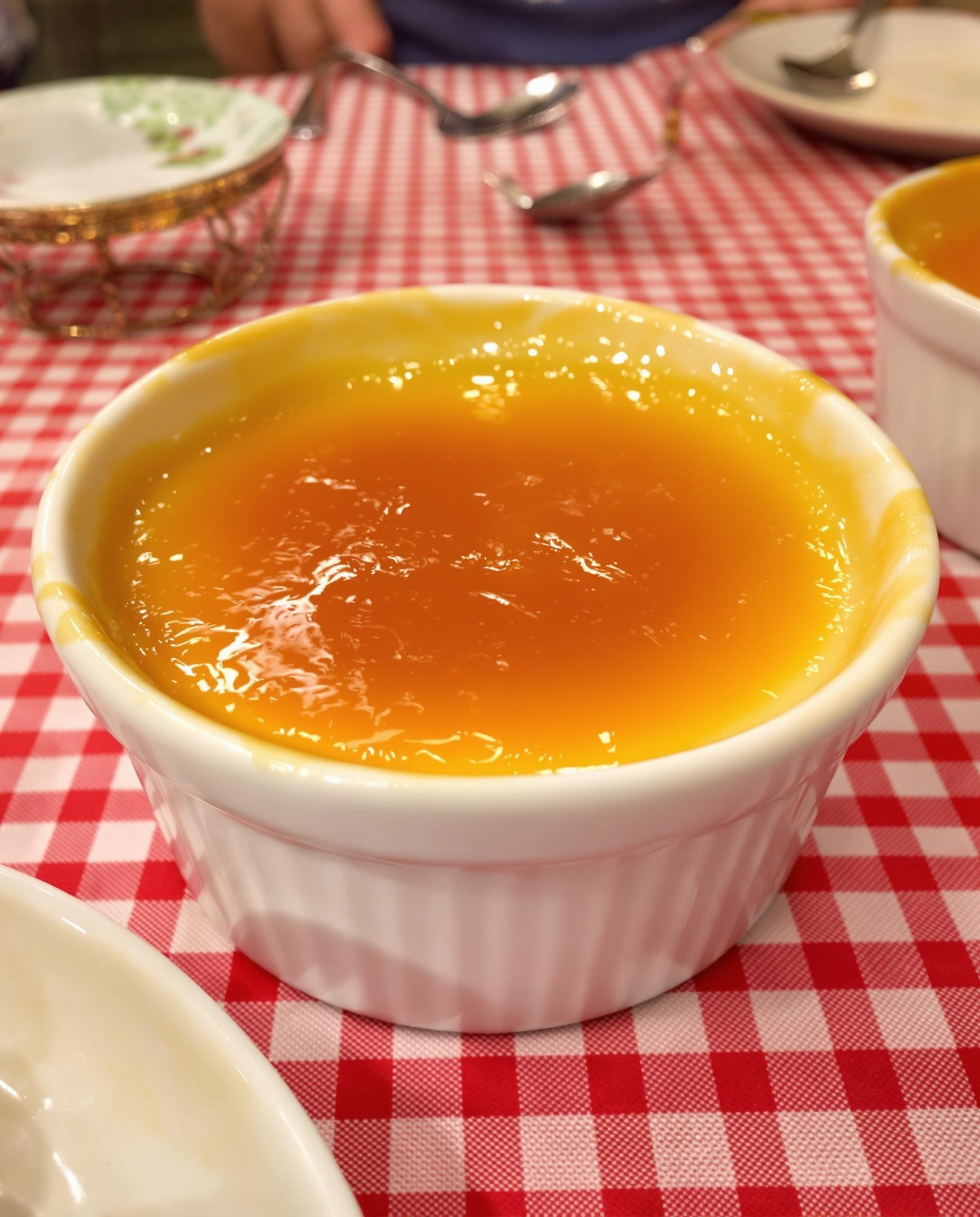 Ramequin lyonnais avec caramel liquide maison, œufs au lait brillants, ambiance bouchon lyonnais rétro