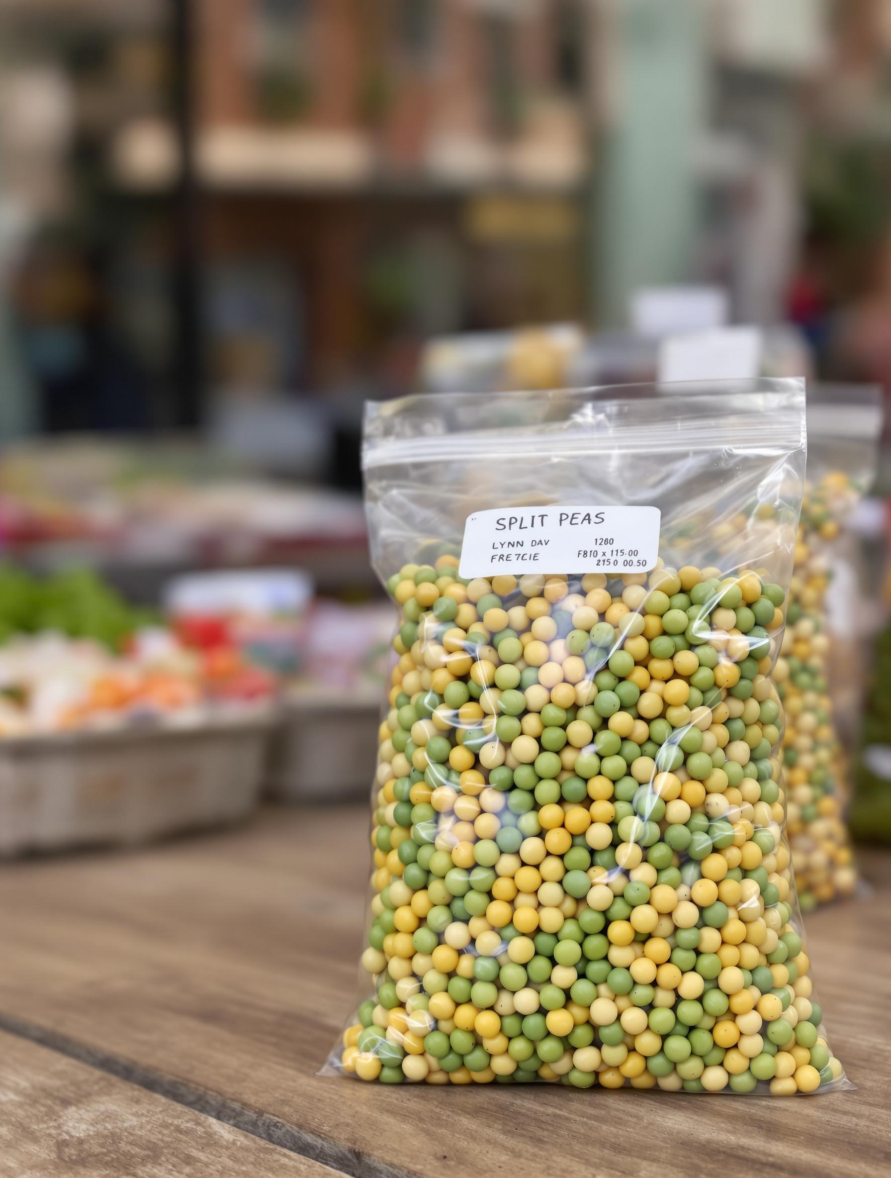 Sachet de pois cassés verts et jaunes, grains intacts et frais.
